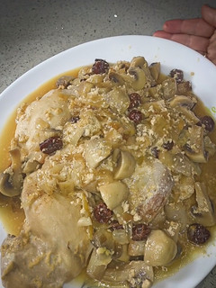 Una foto de Pollo en salsa con champiñones y pasas