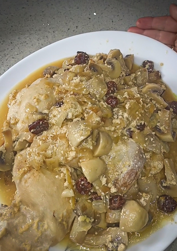 Una foto de Pollo en salsa con champiñones y pasas