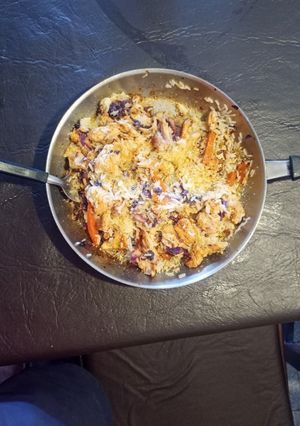 Una foto de Arroz, pollo y verduras