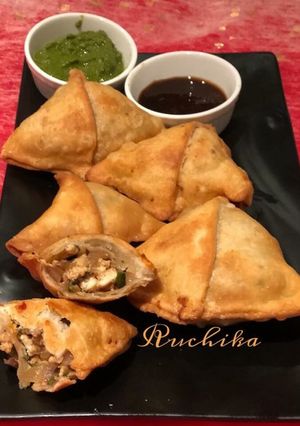 A picture of Palak paneer samosa.