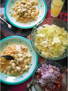 Una foto de Strogonoff de pollo y fideos con nuez moscada