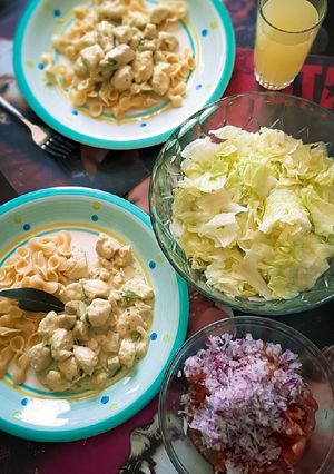 Una foto de Strogonoff de pollo y fideos con nuez moscada