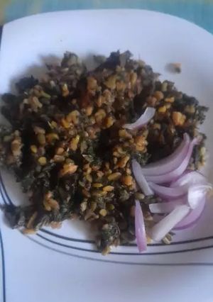 A picture of My mother's spinach with lentil.