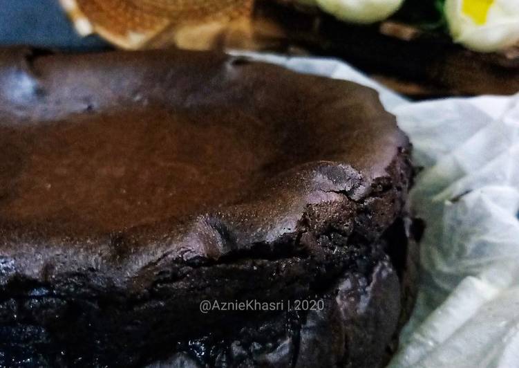 Cara Gampang Membuat Dark Choc Burnt Cheesecake, Enak Banget