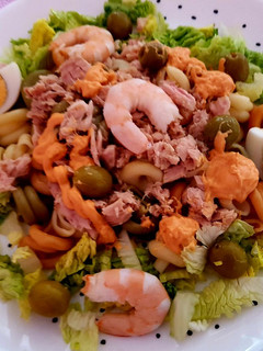 Una foto de Ensalada de pasta con atún y langostinos