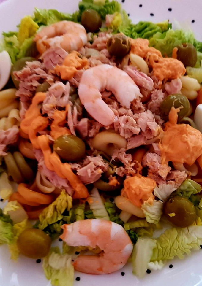 Una foto de Ensalada de pasta con atún y langostinos