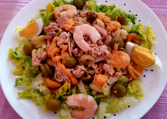 Manera fácil Hacer  Ensalada de pasta con atún y langostinos
