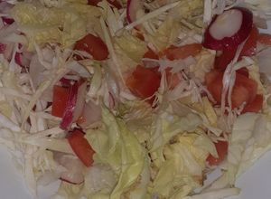 Una foto de Ensalada de Repollo, rabanito, lechuga y tomate