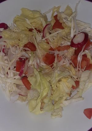 Una foto de Ensalada de Repollo, rabanito, lechuga y tomate