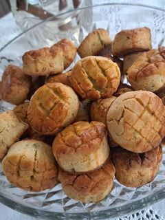 Medvehagymás tepertős pogácsa gluténmentesen recept fotója