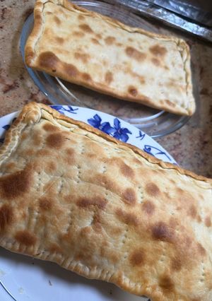 Una foto de Empanada casera de atún con huevo cocido y de bacon con queso