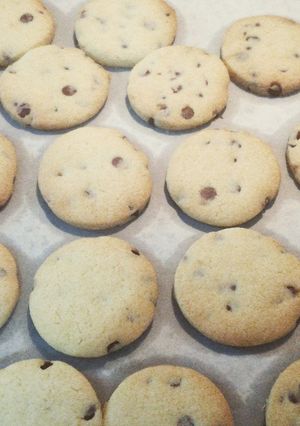 Foto di Biscotti di frolla montata con gocce di cioccolato