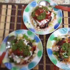 A picture of Zhatpat samosa chaat.