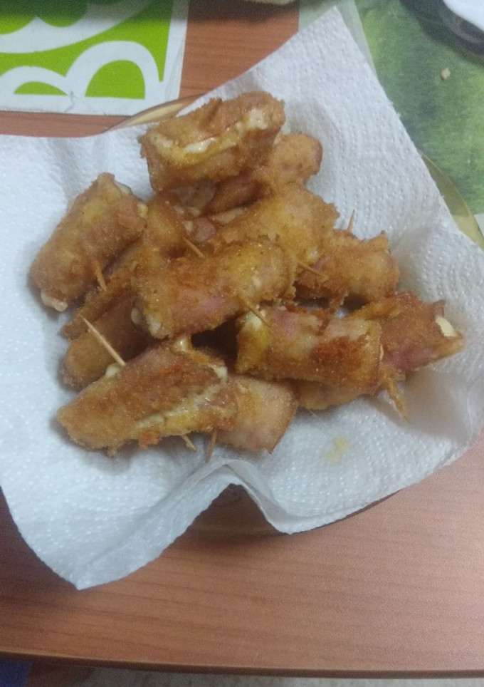 Una foto de Caprichos de salchicha, bacon y queso frito