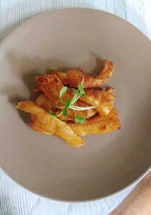 Hình của món Lườn cá hồi chiên mắm.