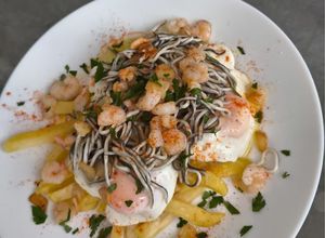 Una foto de Huevos rotos de angulas y gambas
