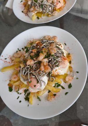 Una foto de Huevos rotos de angulas y gambas