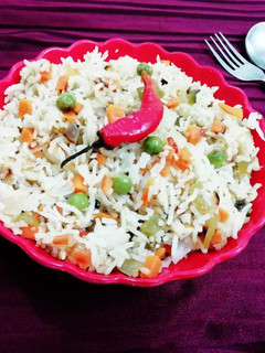 चाइनीज़ फ्राइड राइस (chinese fried rice recipe in Hindi) रेसिपी मुख्य फोटो