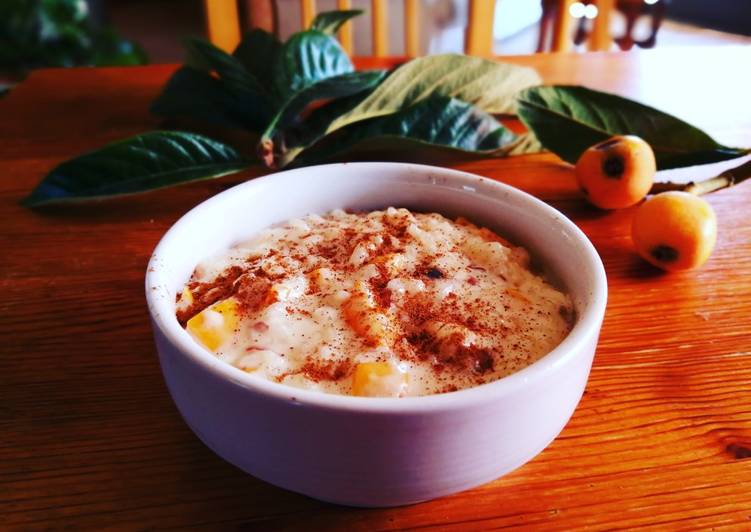 Arroz con leche con sacarina y fruta de temporada