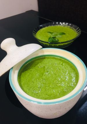 લીલી ચટણી(Green Chutney recipe in gujarati) રેસીપી મુખ્ય ફોટો
