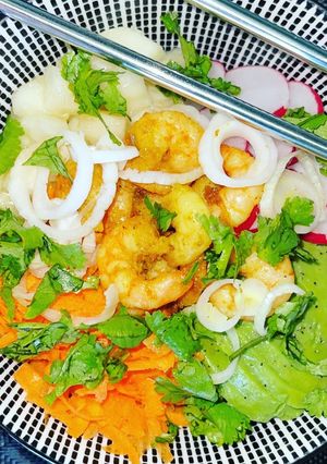 Une photo de Bowl quinoa, crevettes et avocat 🥑 🦐