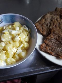 Una foto de Milanesas caseritas con ensalada de papas huevos duros mayonesa