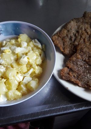 Una foto de Milanesas caseritas con ensalada de papas huevos duros mayonesa