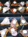 Mini cruasanes tostados con embutido