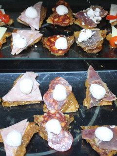 Una foto de Mini cruasanes tostados con embutido