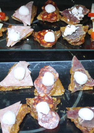 Una foto de Mini cruasanes tostados con embutido