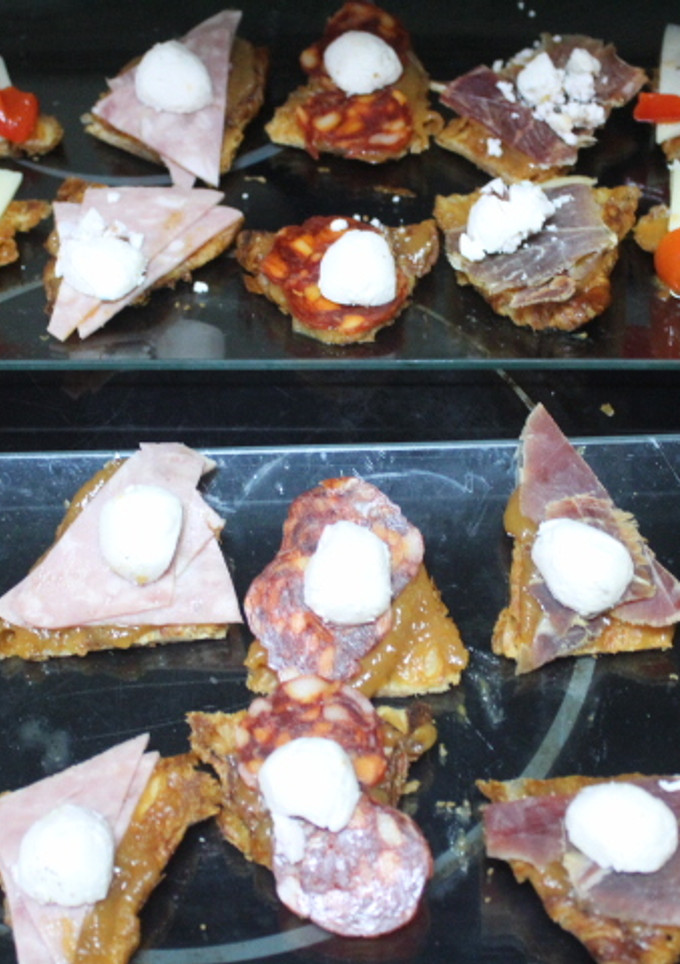Una foto de Mini cruasanes tostados con embutido