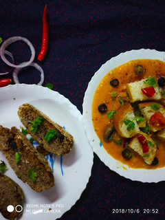 A picture of Salmorejo with roasted wheatbread.