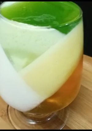 A picture of Icecrem jello||vanilla ice cream jello dessert.