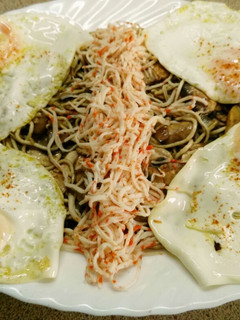 Una foto de Gulas con champiñones y huevos fritos