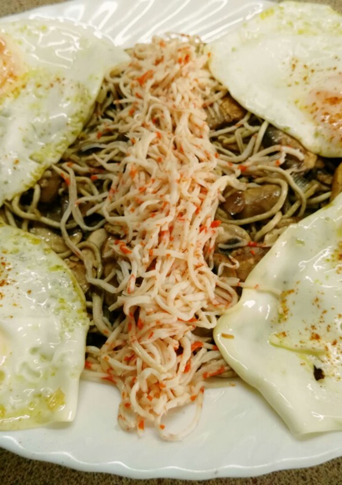 Una foto de Gulas con champiñones y huevos fritos