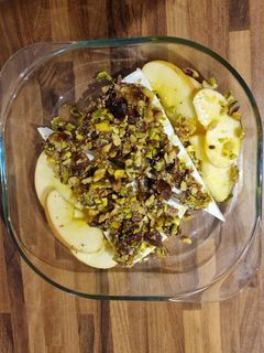 Una foto de Dip queso brie - frutos secos, dátiles y manzana