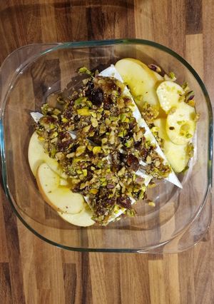 Una foto de Dip queso brie - frutos secos, dátiles y manzana