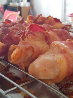 Una foto de Bacon wrapped Chicken tenders