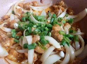 Hình của món Sụn gà xào hành tây.