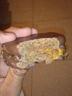 Una foto de Alfajores de chocolate, con baño de cobertura