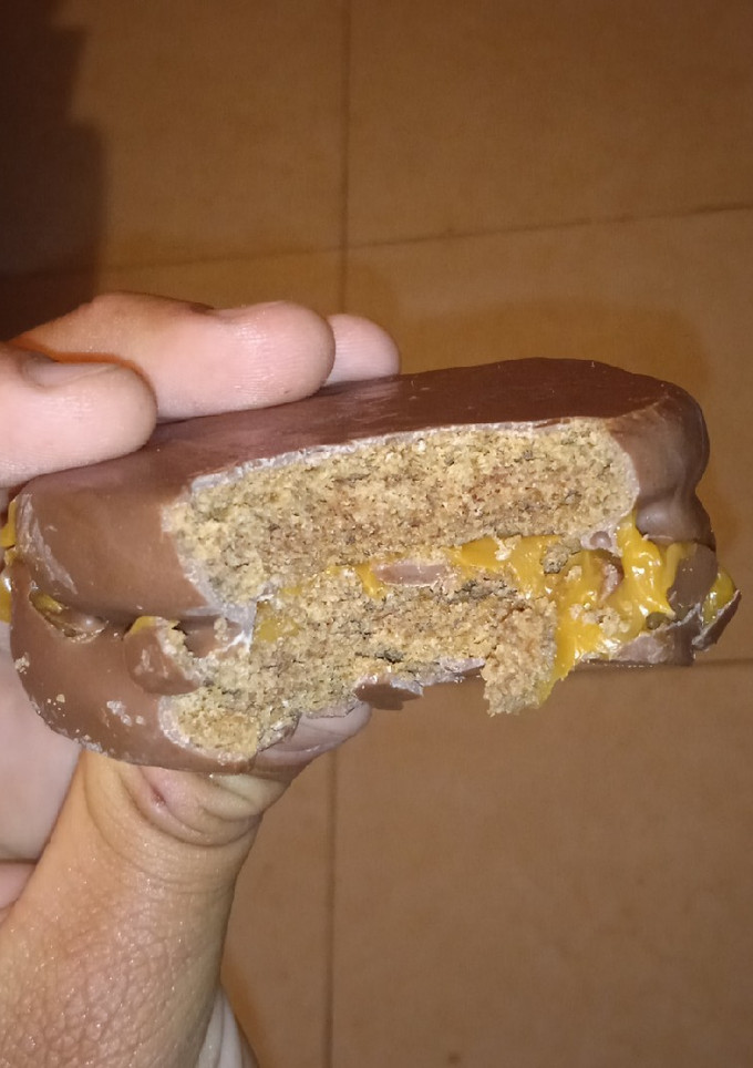Una foto de Alfajores de chocolate, con baño de cobertura