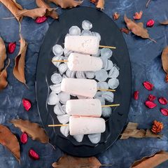 A picture of Frozen Yoghurt Popsicles.