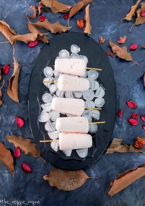 A picture of Frozen Yoghurt Popsicles.