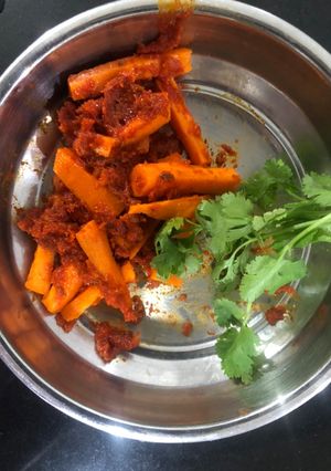 લસણીયા ગાજર(Lasniya Gajar Recipe in Gujarati) રેસીપી મુખ્ય ફોટો