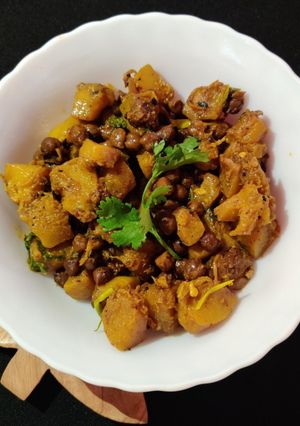 A picture of KADDU KALA CHANA DRY CURRY...