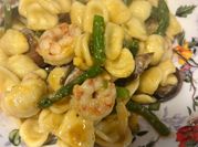 Una foto di vongole gamberi