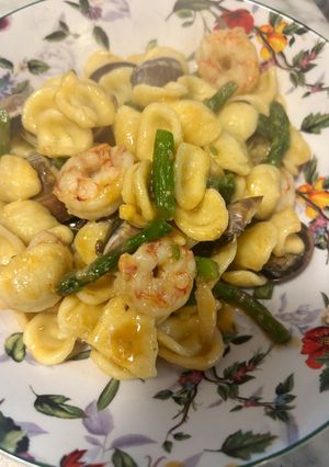 Foto di Orecchiette gamberi vongole asparagi