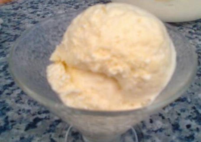 κύρια φωτογραφία συνταγής Light παγωτό μόνο με γάλα και ζάχαρη