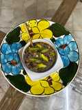 Frijoles negros de la olla cocidos con cilantro y con carne de puerco