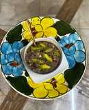 Frijoles negros de la olla cocidos con cilantro y con carne de puerco